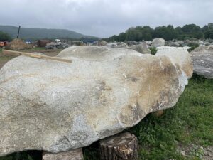 Валун гранит светло-серый 17 тонн